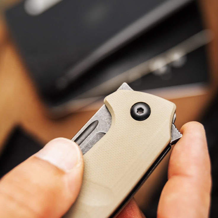 Böker Barchan finger open