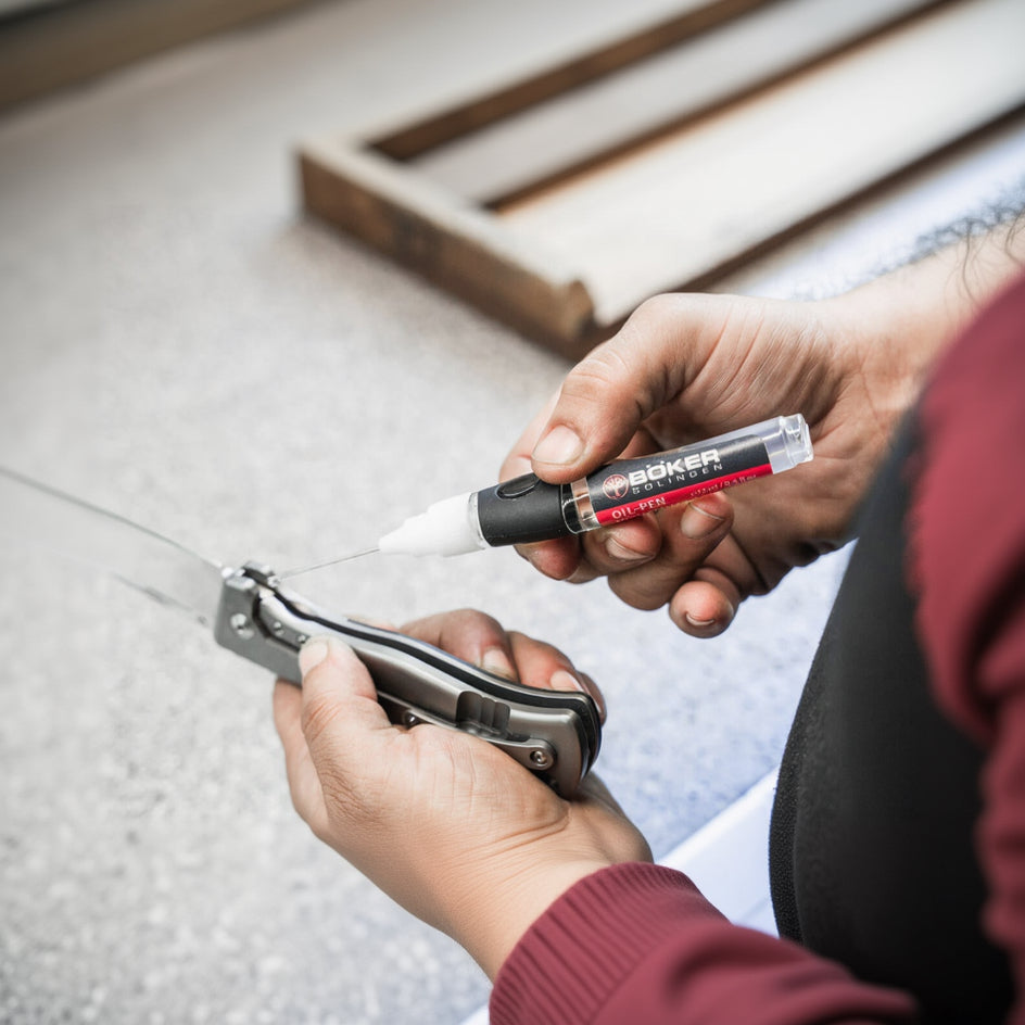 Böker Knife Oil-Pen 2.0 in hand