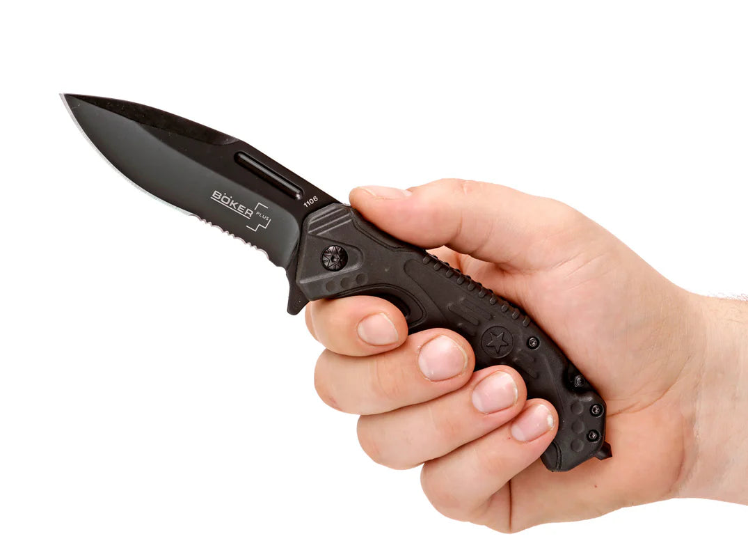 Boker Savior 2 in hand