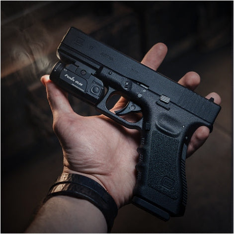 Fenix GL06 Tactical Pistol Light – 600 lm – Glock g 17 in hand