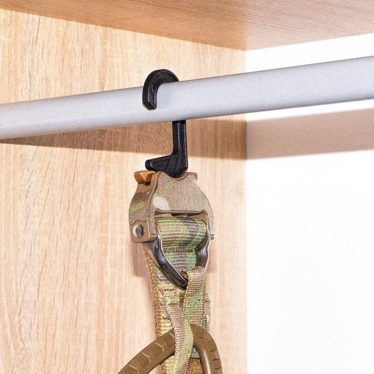 Kolibri Works VEŠIAQ Belt Hanger with belt