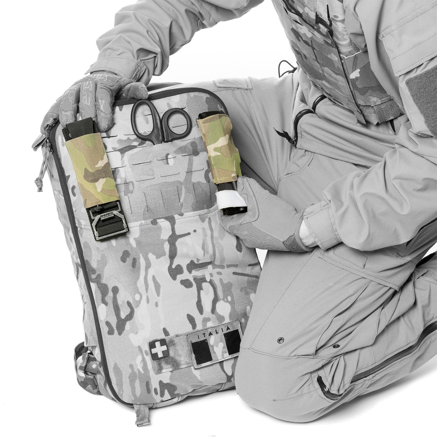Blackfolium TQ Pouch with tourniquet inserted