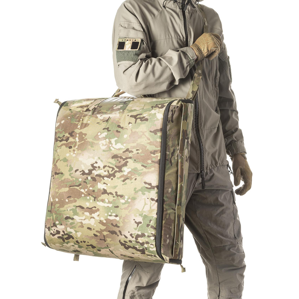 Blackfolium Trauma Sheet Bag KIT 50 – Multicam bag carried with shoulder strap