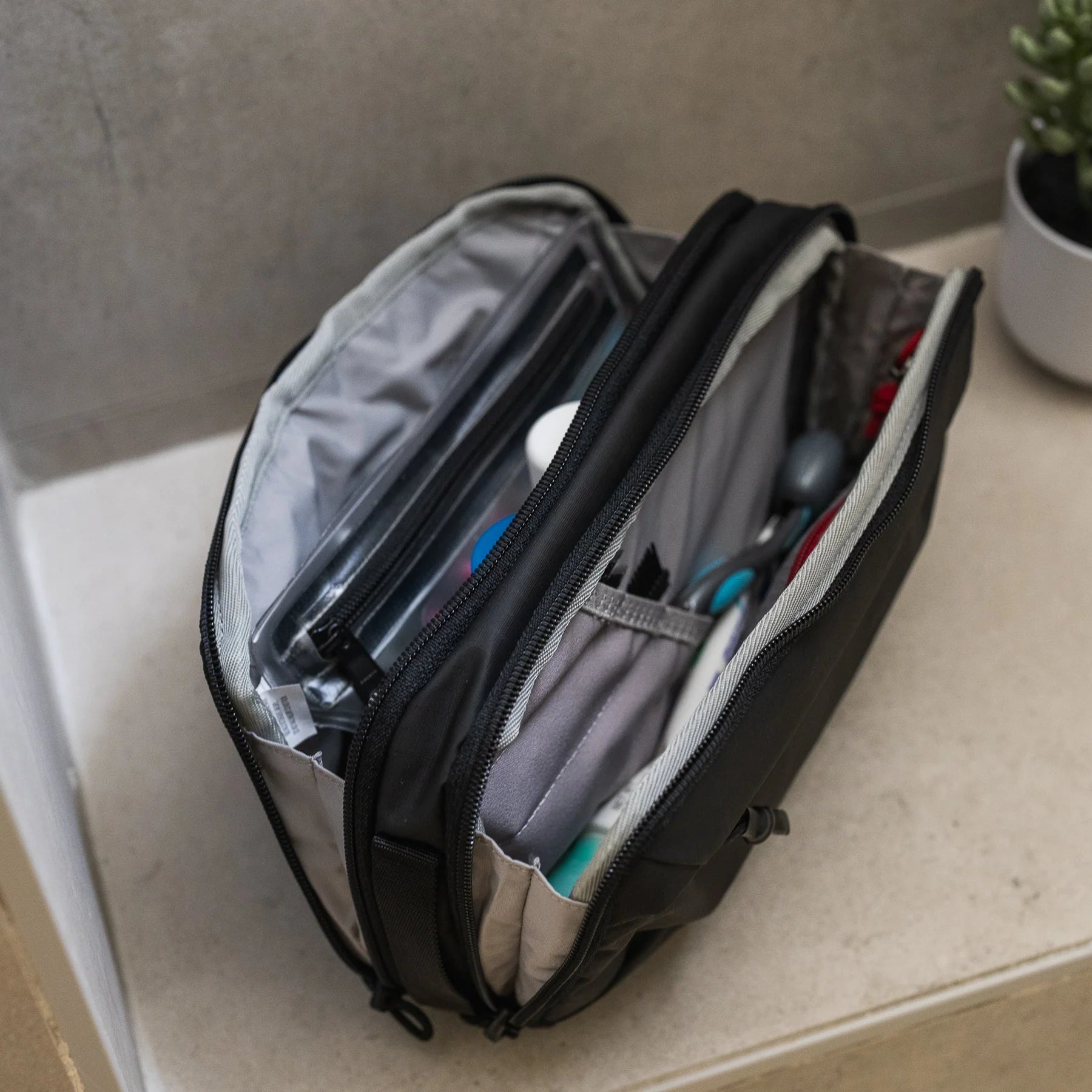 Vertx Urban Ghost DOPP Kit travel organizer